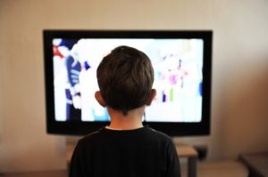 Quelle: https://pixabay.com/photos/children-tv-child-television-home-403582/